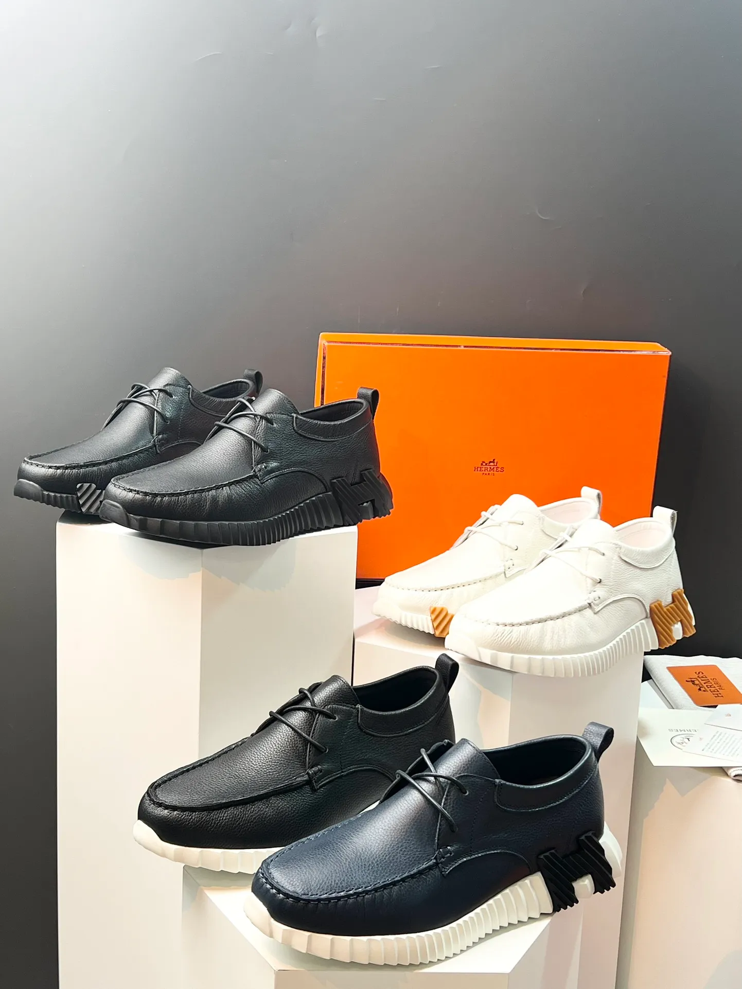 PP660【Hermes】fe new arrival~New Bouncing sneakers are the most comfortable shoes from Hermès. They are extremely light on the feet and look great. You won’t feel tired even when you go shopping and running around👍. They are light and comfortable. They are extremely light. They are perfect for both sports and leisure. They feel great when you step on them! It’s up to you to choose, there’s always what you want~ ✔️Fabric: Imported first-layer cowhide ✔️Inner lining: Imported water-dyed cowhide ✔️Outsole: Seamless combination of IP+TPU (multi-color letters) German technology irradiation machine ✔️Code number: Male 38-44 (45 customized)